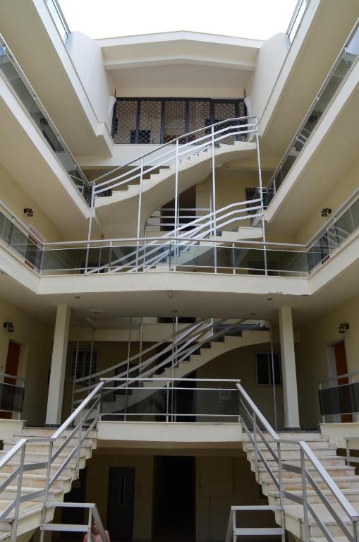 uitzicht op de tweede verdieping van een gebouw met trappen bij Kineta Apartments in Kineta