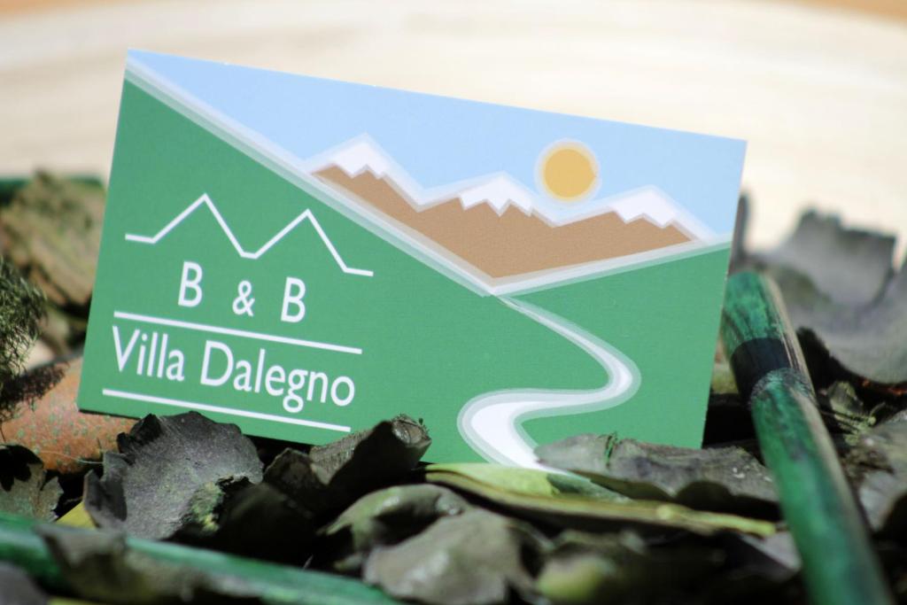 泰穆的住宿－B&B Villa Dalegno，一堆岩石上的一个标志