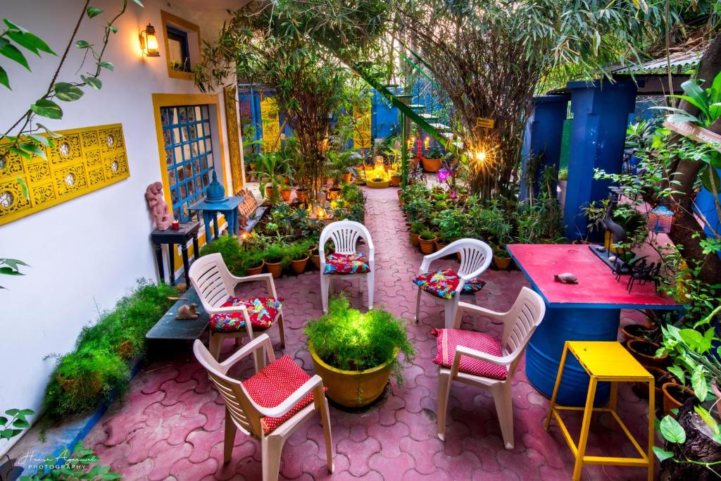 阿格拉The Coral House Homestay by the Taj的花园内带桌椅的庭院