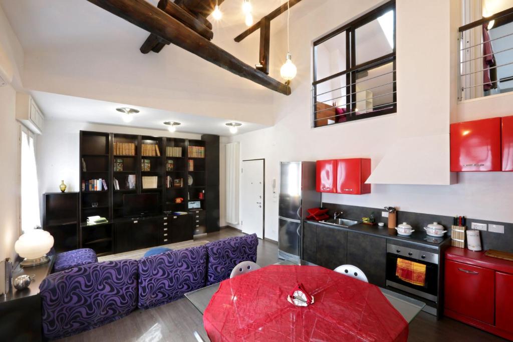 ボローニャにある'70sのリビングルーム(紫色のソファ、赤いテーブル付)