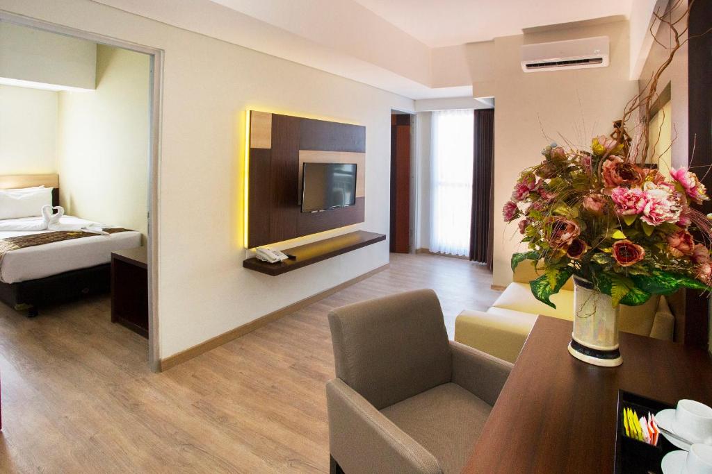Postel nebo postele na pokoji v ubytování Hotel Gunawangsa MERR