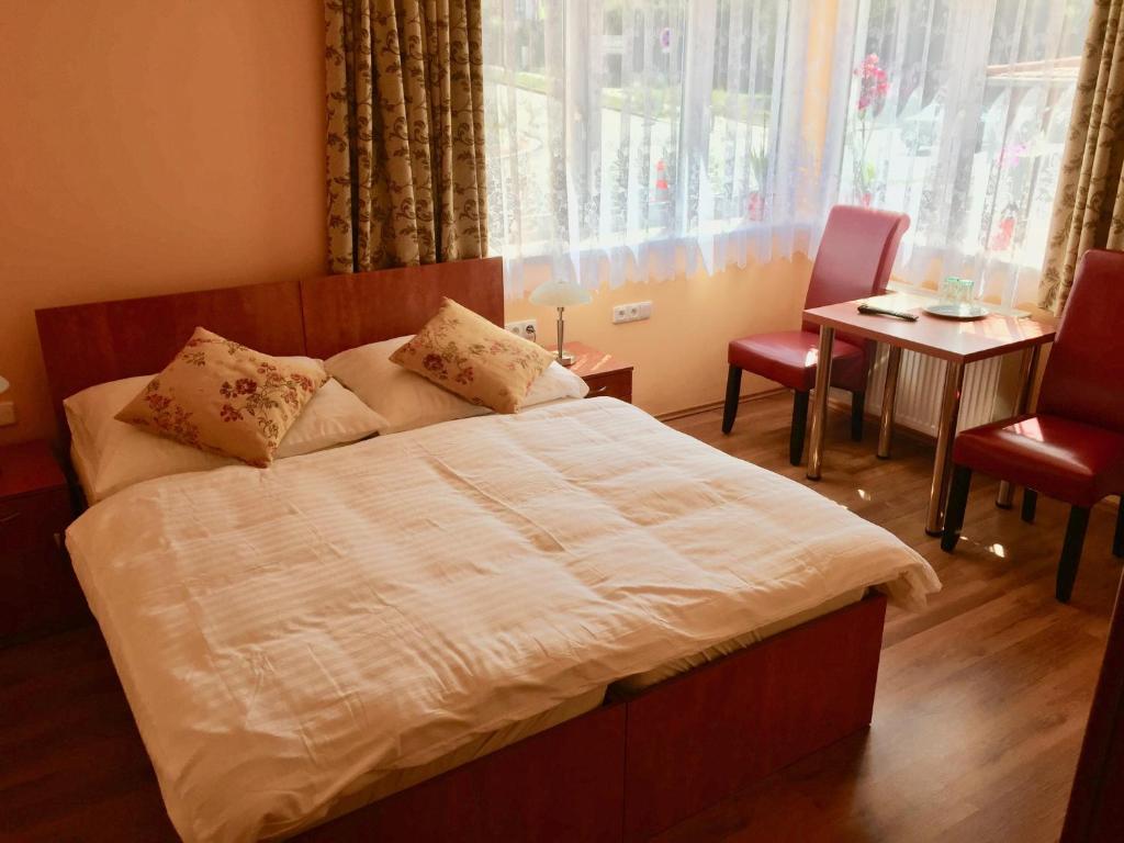 Postel nebo postele na pokoji v ubytování Penzion U Golema Blansko