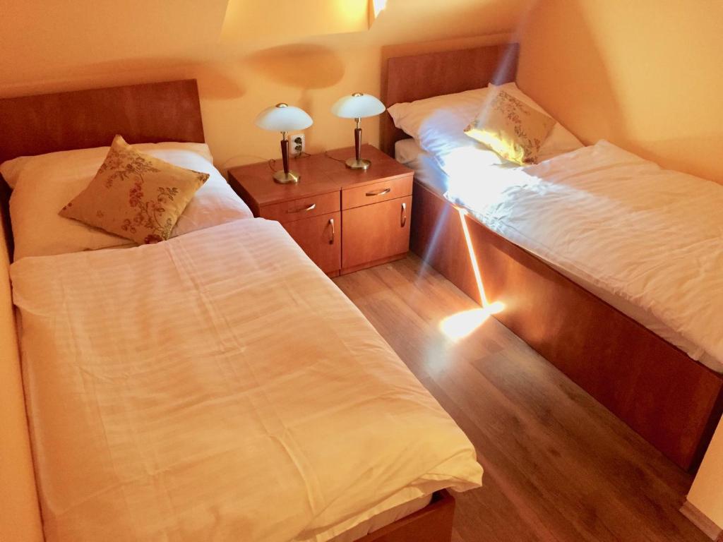 Postel nebo postele na pokoji v ubytování Penzion U Golema Blansko
