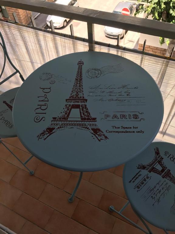 una mesa con la torre Eiffel. en In The World, en Alghero