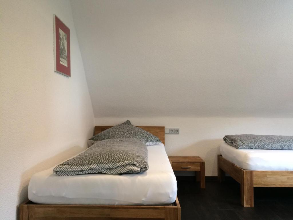 a bedroom with two twin beds in a room at FeWo Bettenhausen in Morschen