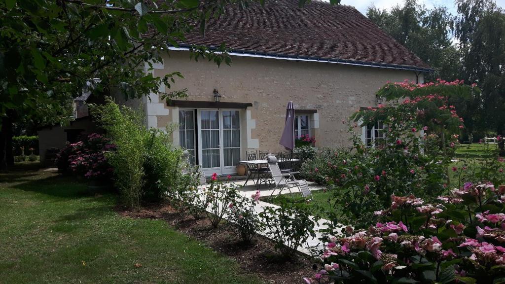 uma casa com uma mesa e cadeiras no quintal em Gite de Cray em Lussault-sur-Loire