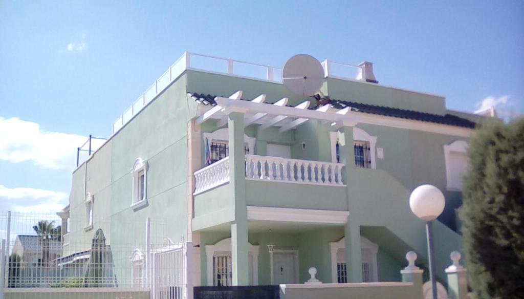 Puerto MarinoにあるGran Alacant Apartmentの白い建物の横にバルコニーがあります。