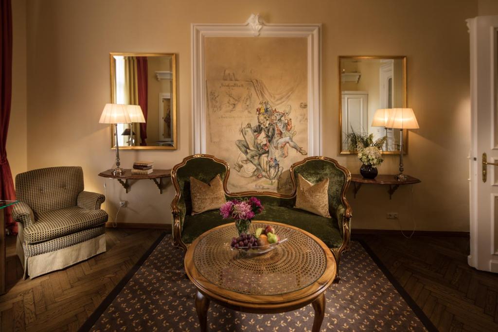 A seating area at Hotel Bristol Salzburg