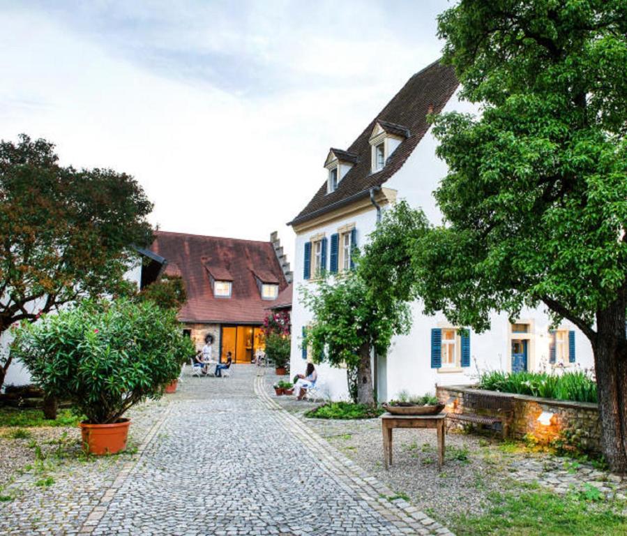 a cobblestone street in a town with a building at Villa Sommerach in Sommerach