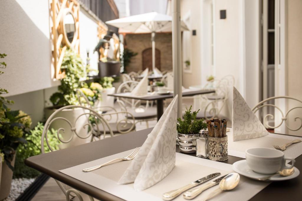 A restaurant or other place to eat at Hotel Bristol Salzburg
