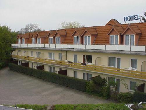 un gran edificio con muchas ventanas en Hotel Tivoli, en Osterholz-Scharmbeck
