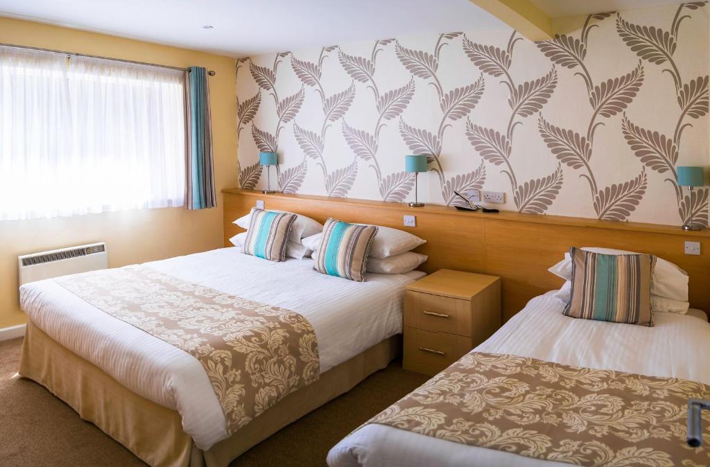 Una cama o camas en una habitación de Biarritz Hotel