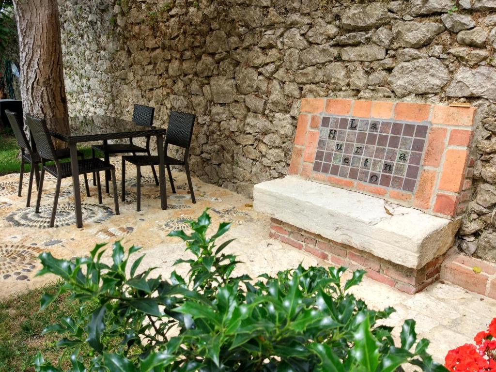 A seating area at Apartamentos La Huertona
