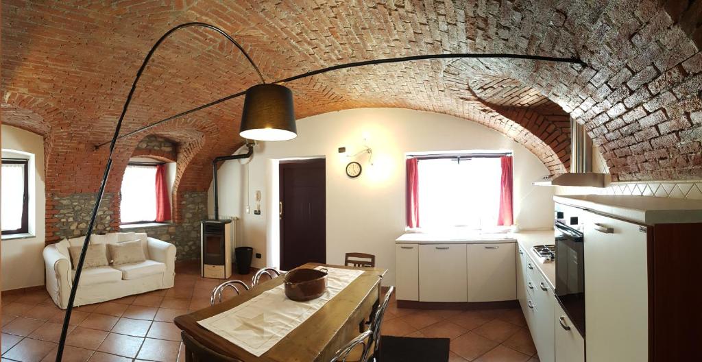 una cucina e un soggiorno con un muro di mattoni di La Maison Rose CIR 0244 ad Aosta