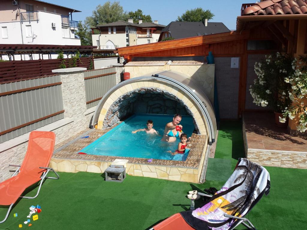 Bazén v ubytování Napsugár Resort nebo v jeho okolí