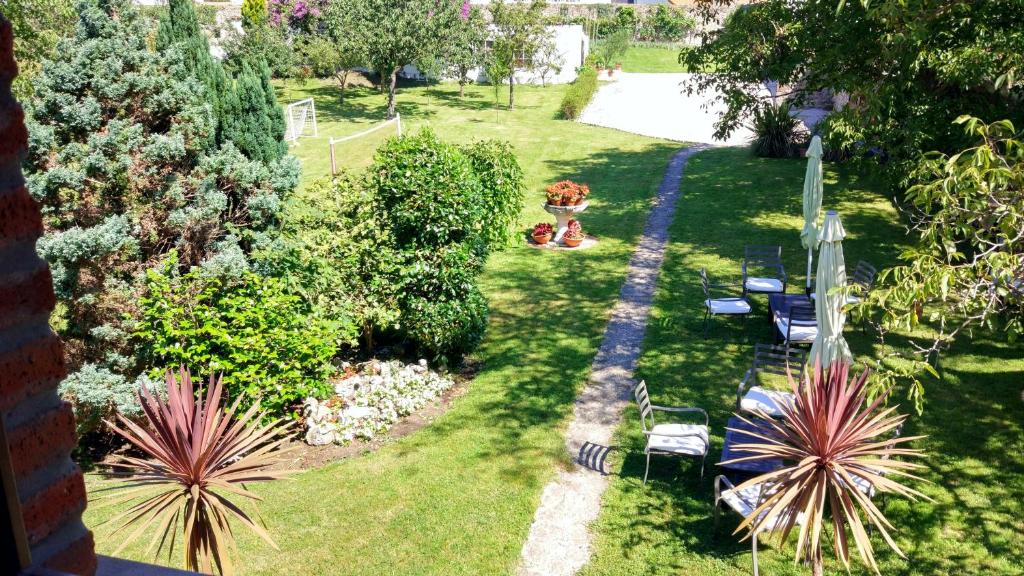 A garden outside Apartamentos La Huertona