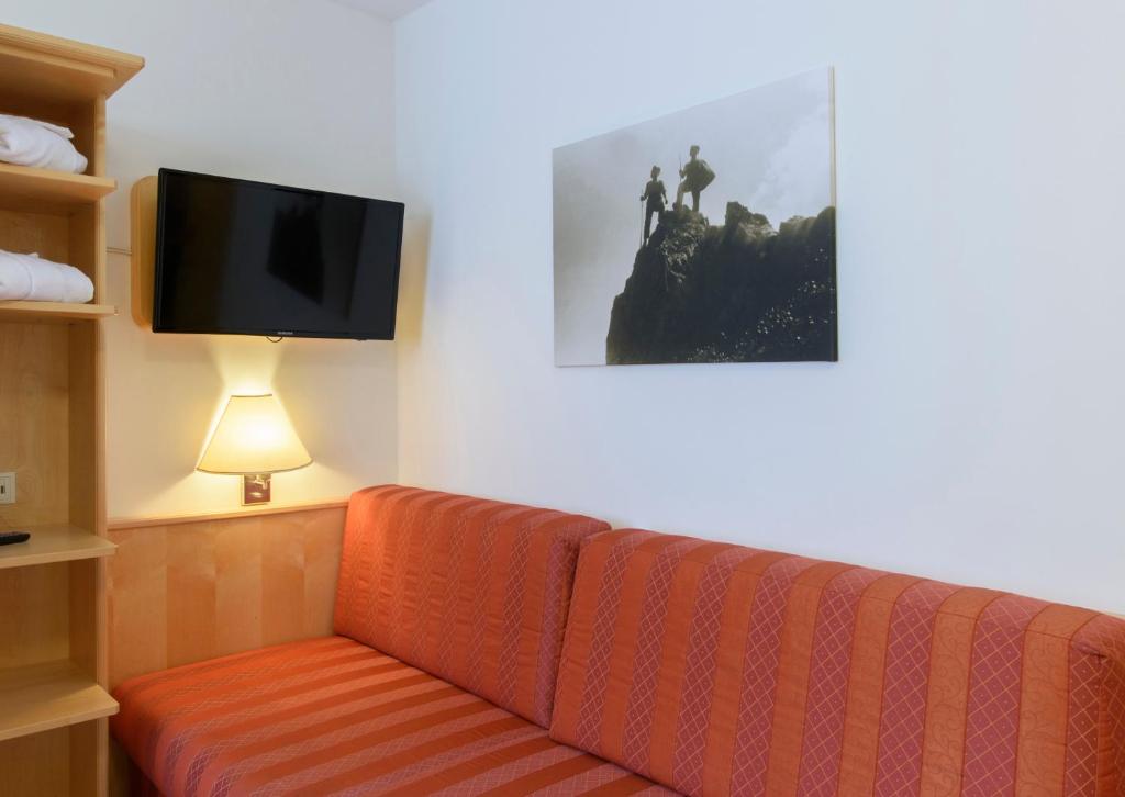 TV a/nebo společenská místnost v ubytování Hotel Silbertal