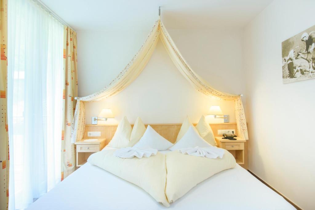 Postel nebo postele na pokoji v ubytování Hotel Silbertal