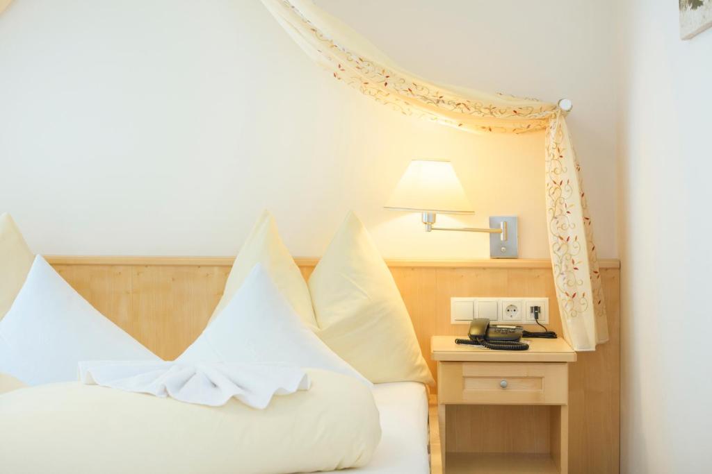 Postel nebo postele na pokoji v ubytování Hotel Silbertal