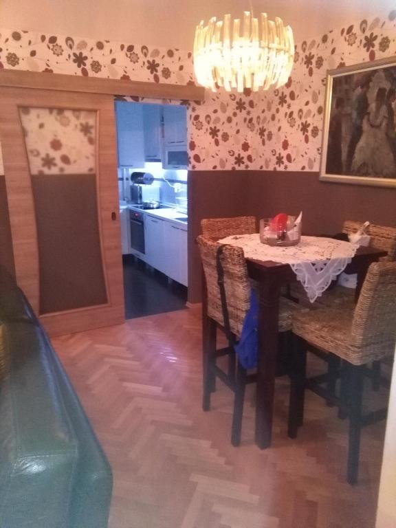 - une salle à manger avec une table et des chaises dans l'établissement Apart Oggie, à Skopje