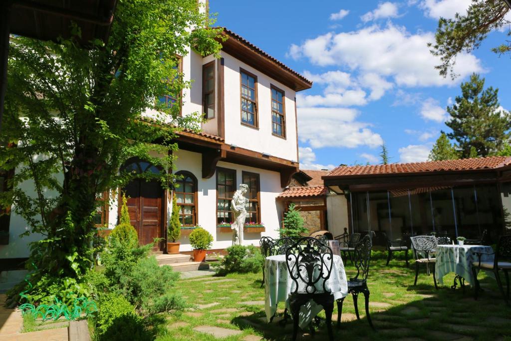 a house with a table and chairs in the yard at AKİFBEY KONAĞI in Kastamonu