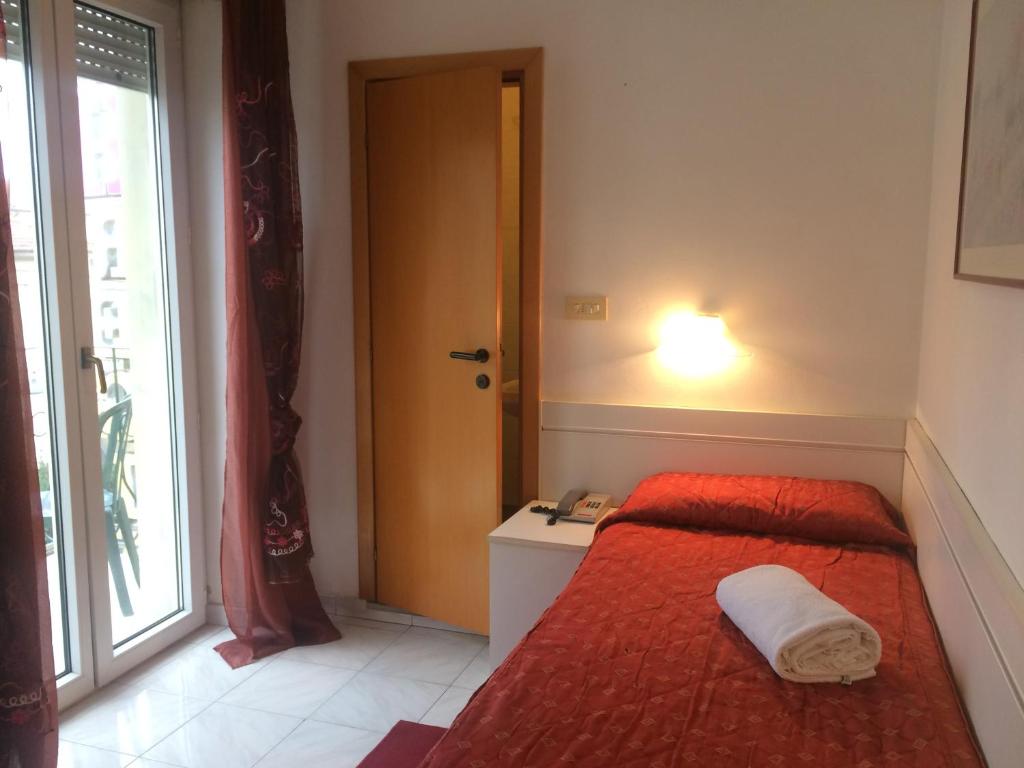 Hotel Regina - Einzelzimmer Mit Balkon Und Seitlichem Meerblick