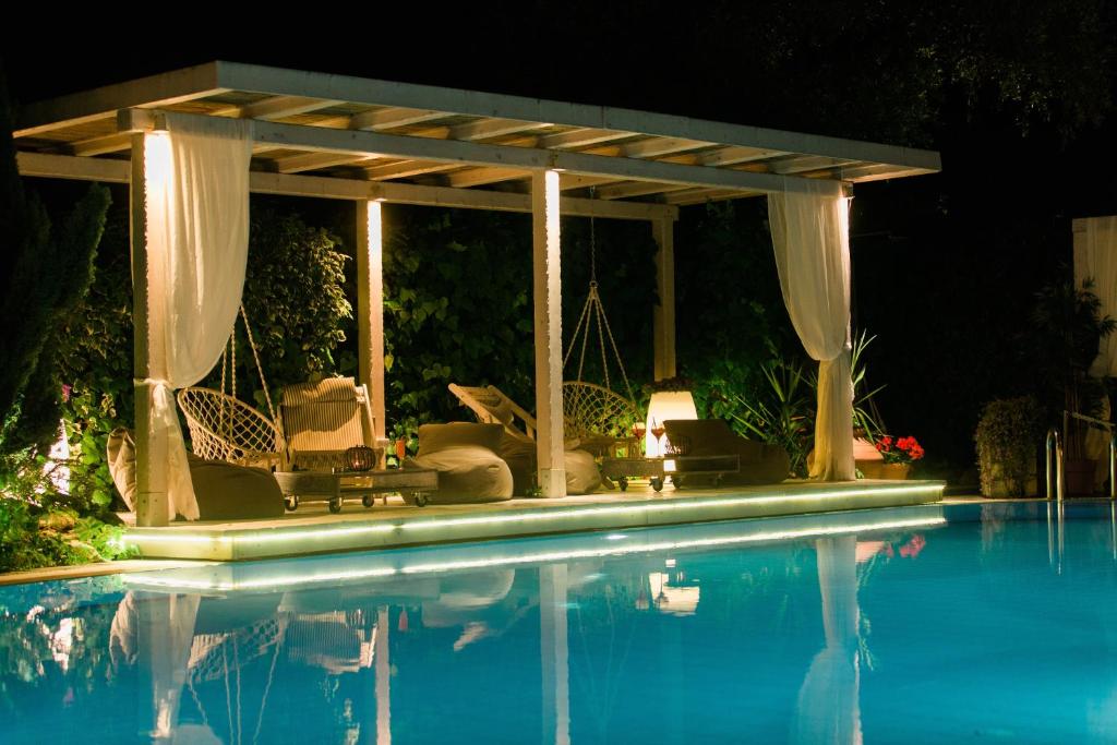 Bazén v ubytování Nikoleta Hotel and Villas nebo v jeho okolí