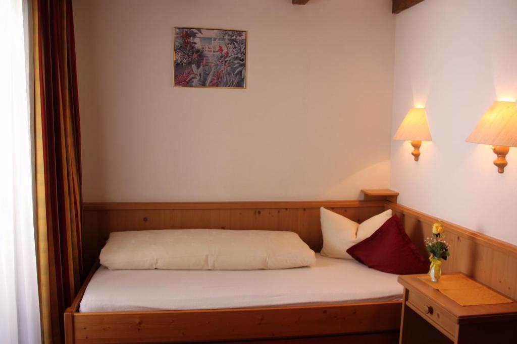 Postel nebo postele na pokoji v ubytování Hotel Camona & Apart Walserhof