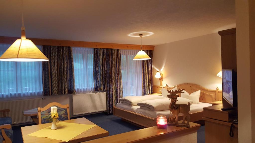 Postel nebo postele na pokoji v ubytování Hotel Camona & Apart Walserhof