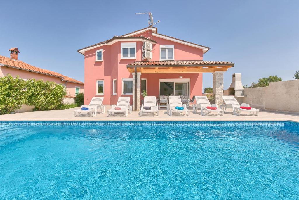 Bazén v ubytování Holiday Home Nikol nebo v jeho okolí