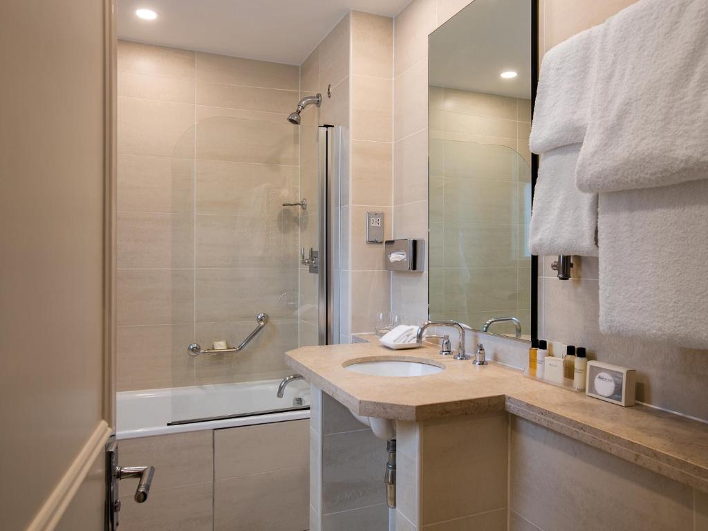Vannituba majutusasutuses L’Horizon Beach Hotel & Spa