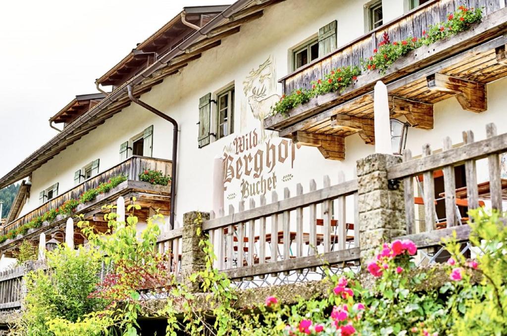 um edifício com flores ao lado em Wild-Berghof Buchet em Bernried