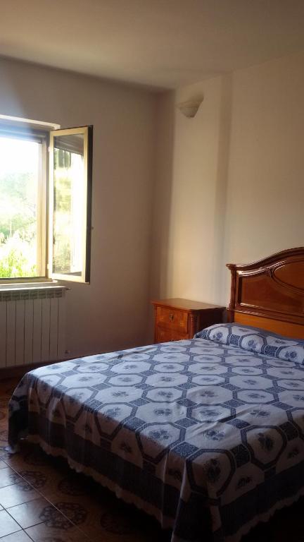 SassaにあるCasolare Santa Mariaのベッドルーム(ベッド1台、窓付)