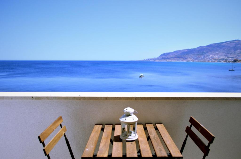 tavolo e sedie con vista sull'oceano di Appartamento Le Sirene a Trapani