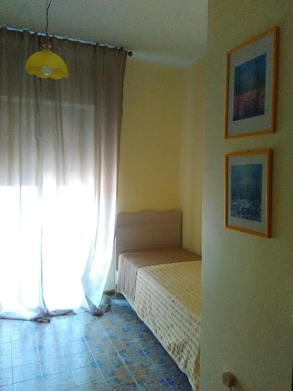 Łóżko lub łóżka w pokoju w obiekcie Casa Skanderbek