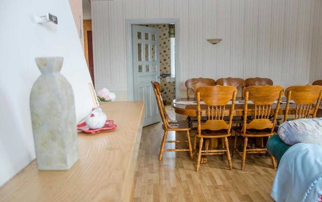 ein Esszimmer mit einem Tisch und Stühlen in der Unterkunft Beautiful & Big Family Villa in Klaipėda