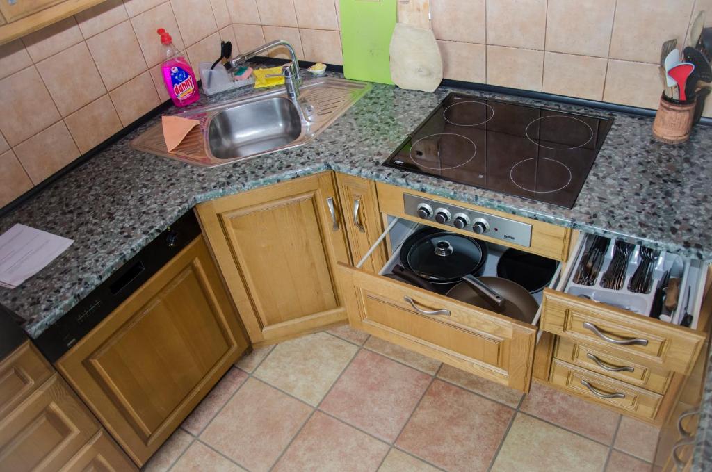 Kuchyň nebo kuchyňský kout v ubytování Beautiful & Big Family Villa