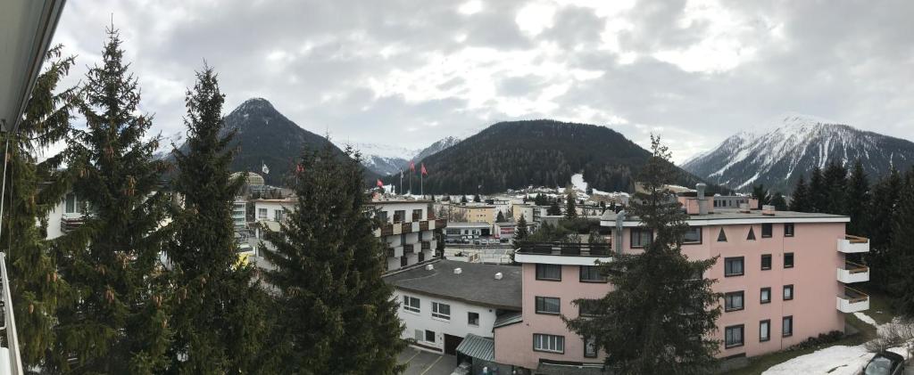 - une vue sur une ville avec des montagnes en arrière-plan dans l'établissement Haus Calanda, à Davos