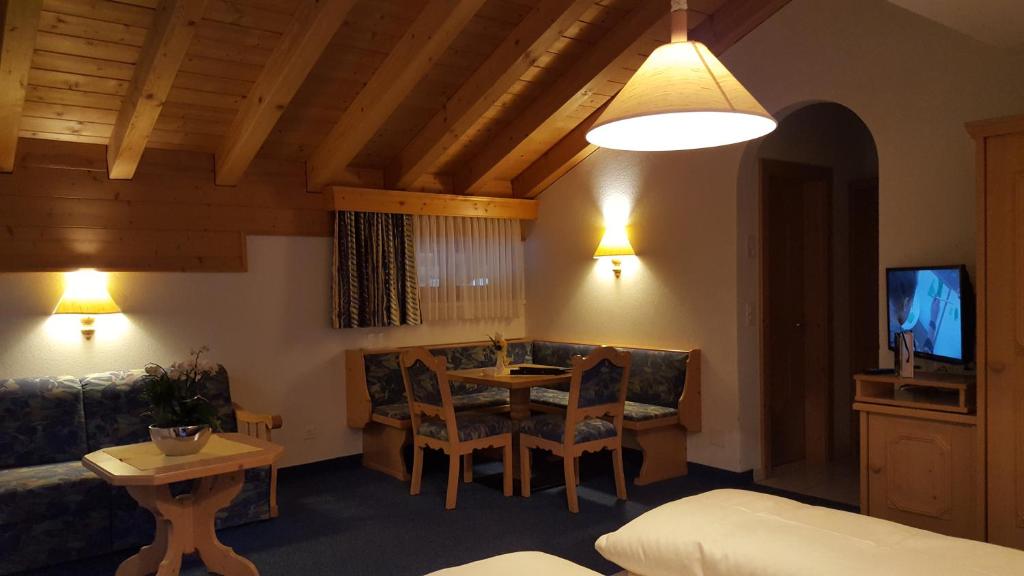 TV a/nebo společenská místnost v ubytování Hotel Camona & Apart Walserhof