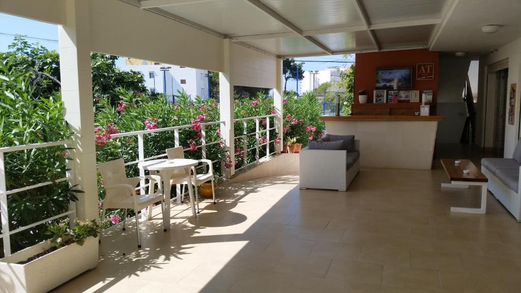 Apartamentos Vista al Puerto balcony and outdoor area