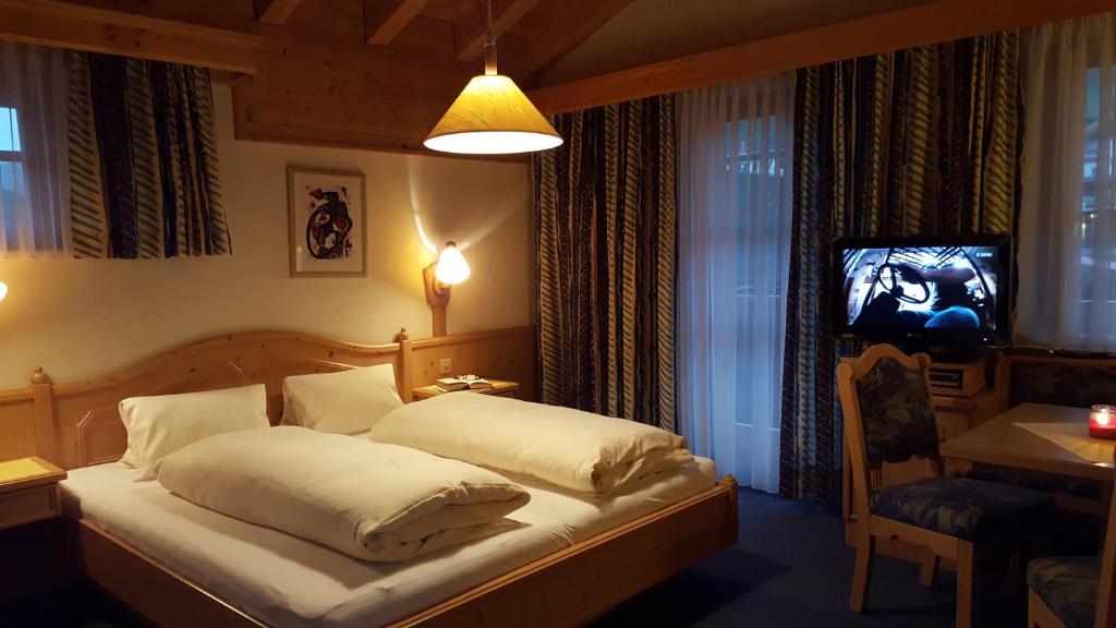 Postel nebo postele na pokoji v ubytování Hotel Camona & Apart Walserhof