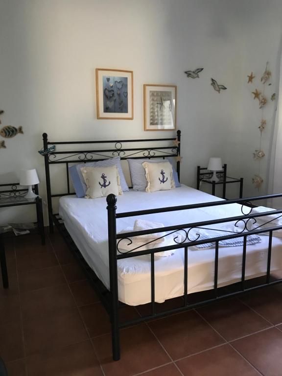 イラクリトサにあるMare Suite Iraklitsaのベッドルーム1室(黒いベッド1台、白いシーツ、枕付)
