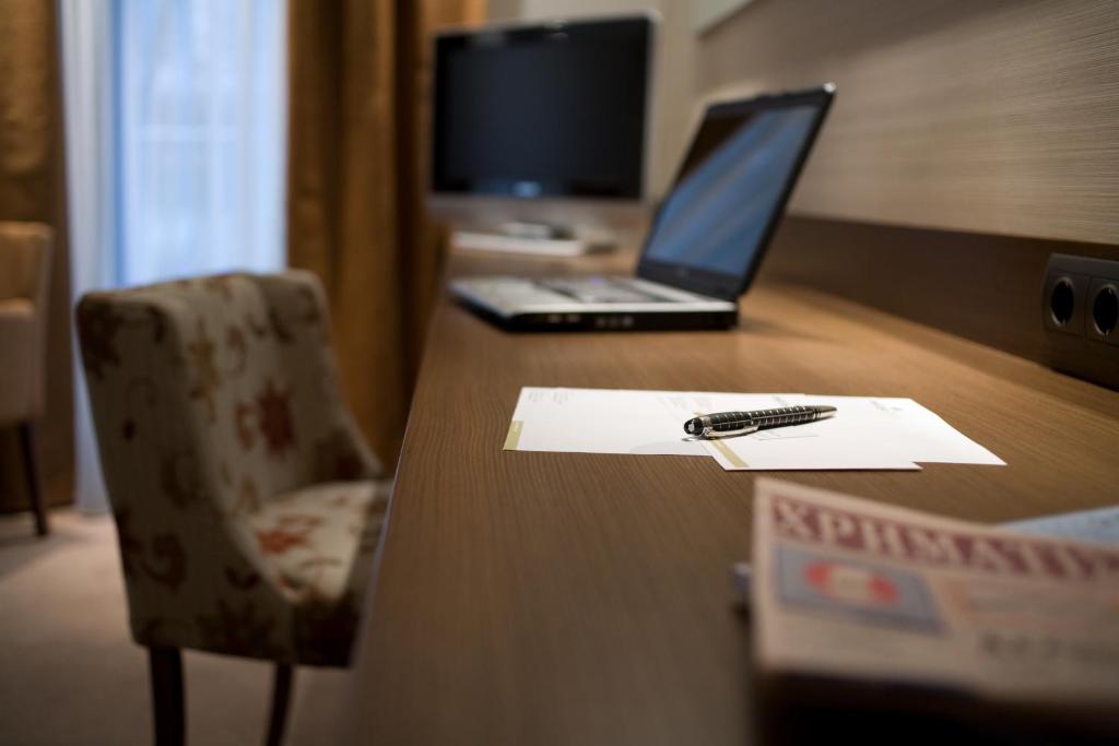 Televízia a/alebo spoločenská miestnosť v ubytovaní Anatolia Hotel