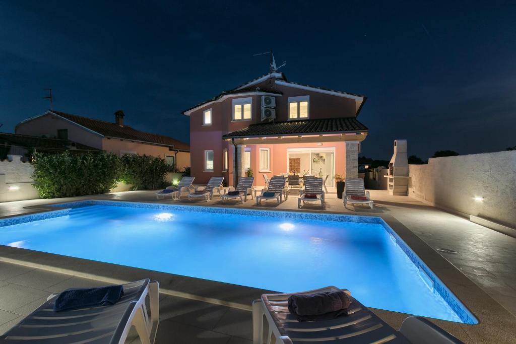 Bazén v ubytování Holiday Home Nikol nebo v jeho okolí
