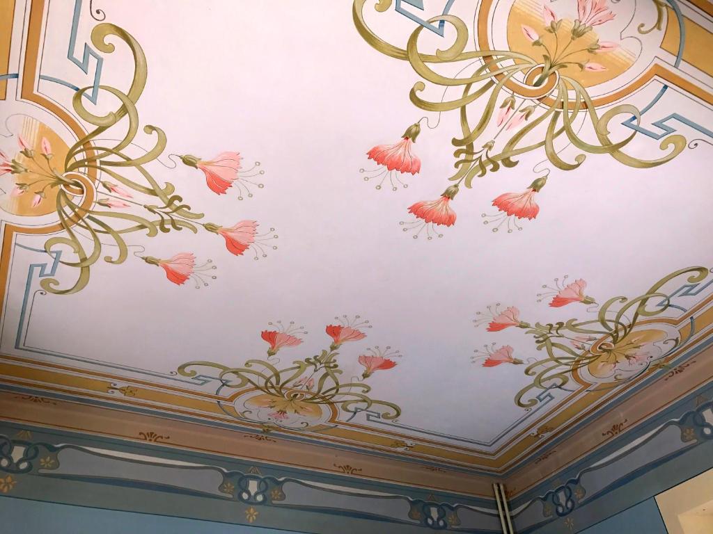 a ceiling with flowers painted on it at Villa Emilia in Craveggia