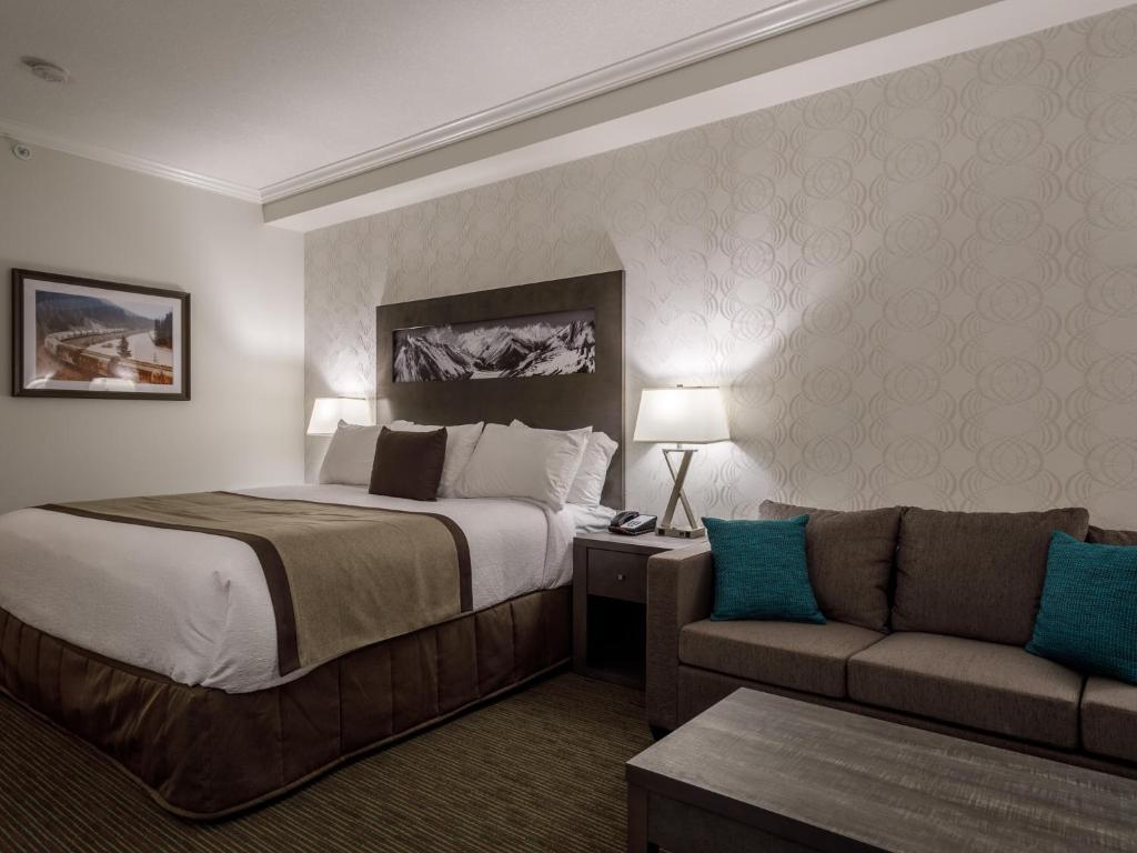 Postel nebo postele na pokoji v ubytování Ramada by Wyndham Revelstoke