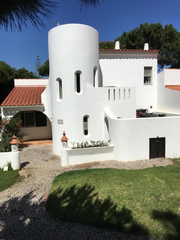 a white house with a spiral at Vale Do Lobo 935 in Loulé