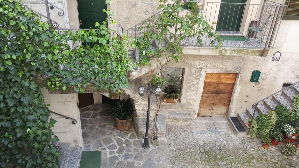 una vista aérea de un edificio con puerta en Trattoria Traversi, en Berbenno di Valtellina