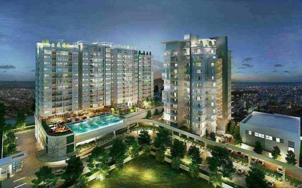 uma imagem de um edifício de apartamentos com piscina em Sekinchan Happiness Homestay em Sekincan