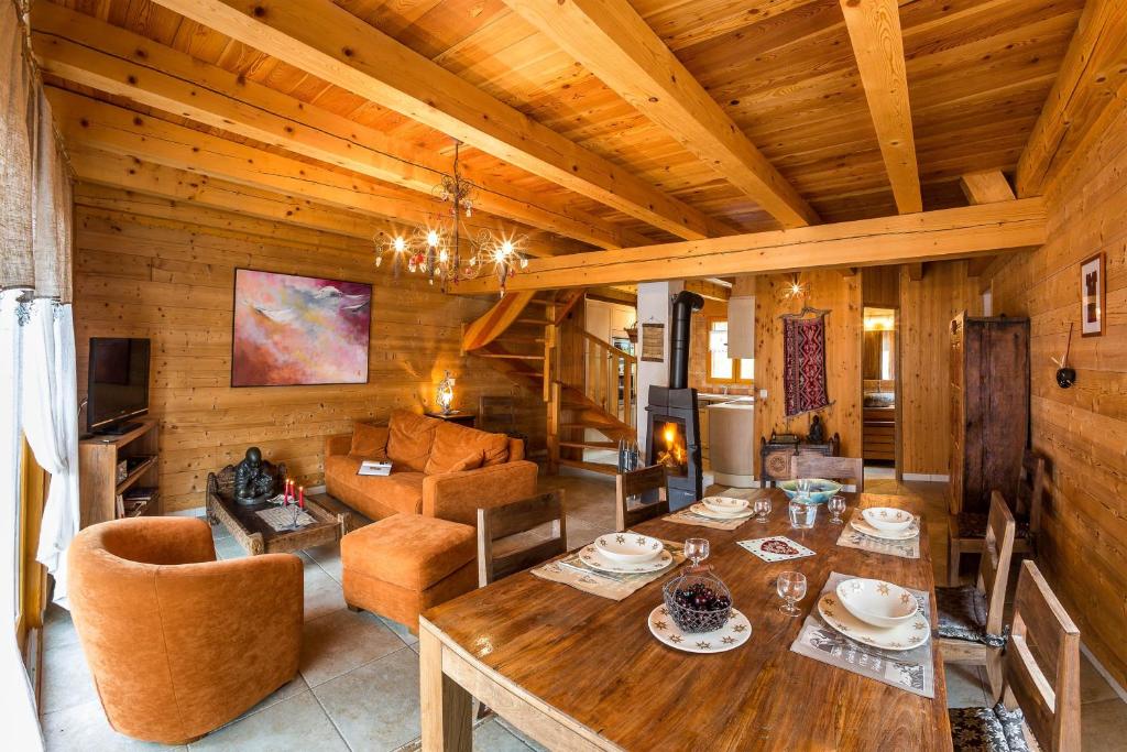 - un salon avec un plafond en bois et une table en bois dans l'établissement Chalets Shangrila, à Saint-Michel-de-Chaillol